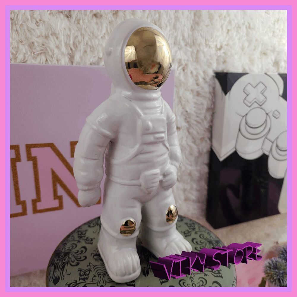 ❤️ NWT Astronaut Ceramic Plaster Ornament Space Decor Collectible ❤️